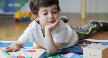 niño jugando con robot educativo Cubetto