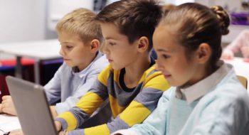 niños programando y con componentes de electrónica